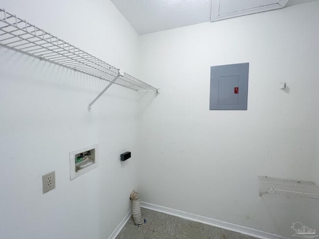 Building Photo - 4456 Bellview Ave