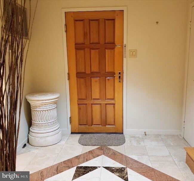 Building Photo - 1530 Key Blvd