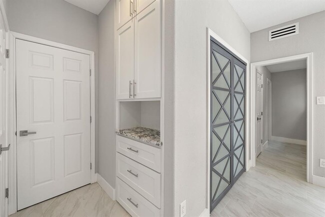 Building Photo - 581 Rupen Dr