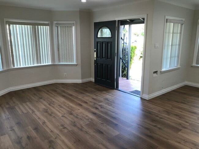 Building Photo - 2527 El Paseo