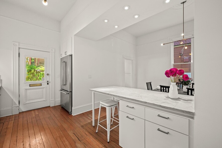 Building Photo - 1720 NW Hoyt St