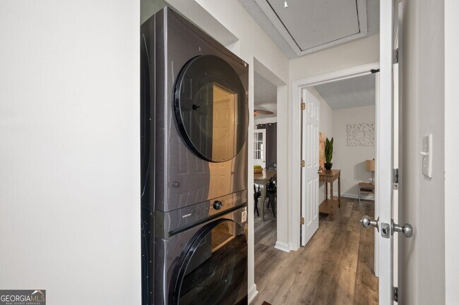 Building Photo - 1954 Woodbine Terrace NE