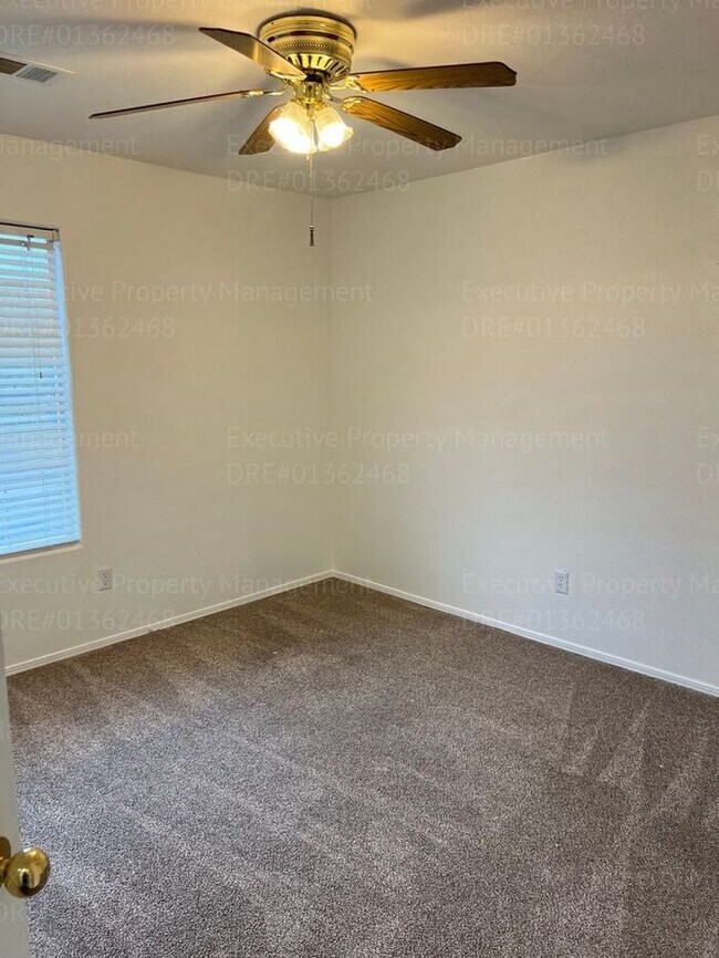 Building Photo - Stunning 4-bedroom, 3 bathroom home located in the westside of Bakersfield this spacious house of...