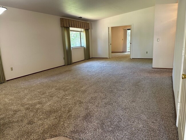 Building Photo - Beautiful 55+ home in Paris Park!