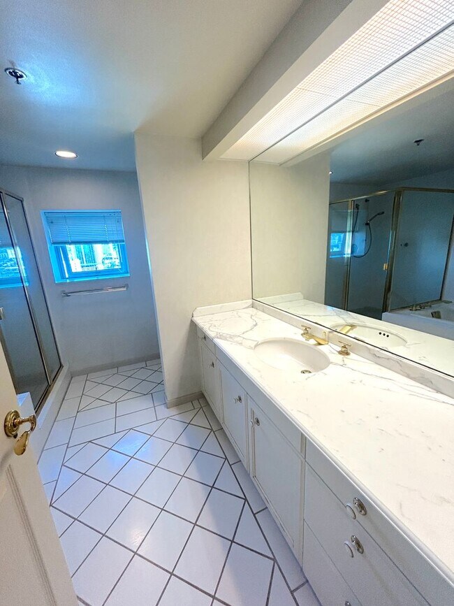 Building Photo - Large 19th Floor Unit with Ocean, City, Mo...