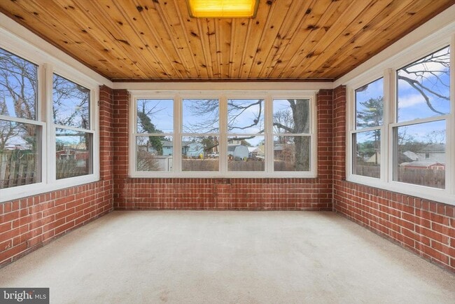 Building Photo - 304 Newfield Rd