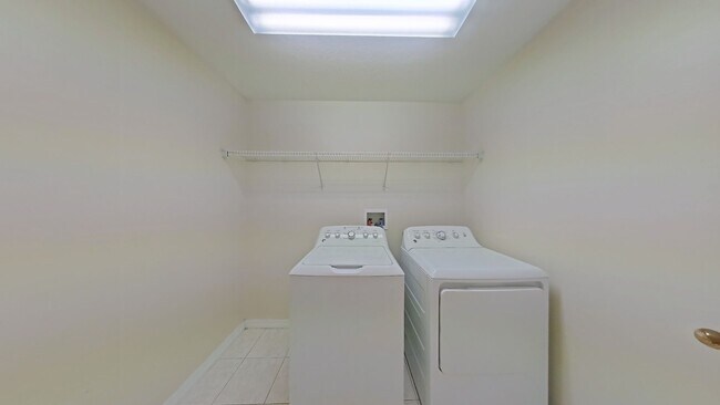 Building Photo - Lovely Large 5/4 Pool Home in West Haven