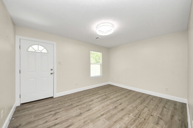 Building Photo - 7066 Villa Dr