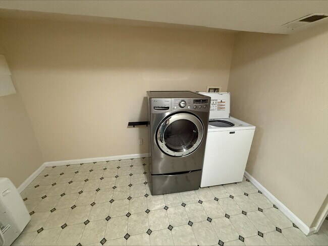 Building Photo - "Charming 2-Bed, 2.5-Bath Condo Retreat in Broomfield – Your Cozy 900 Sq Ft Haven Awaits!"