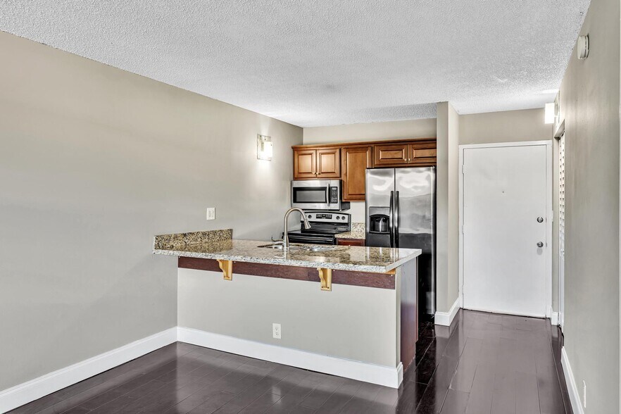 Building Photo - 2701 Riverside Dr