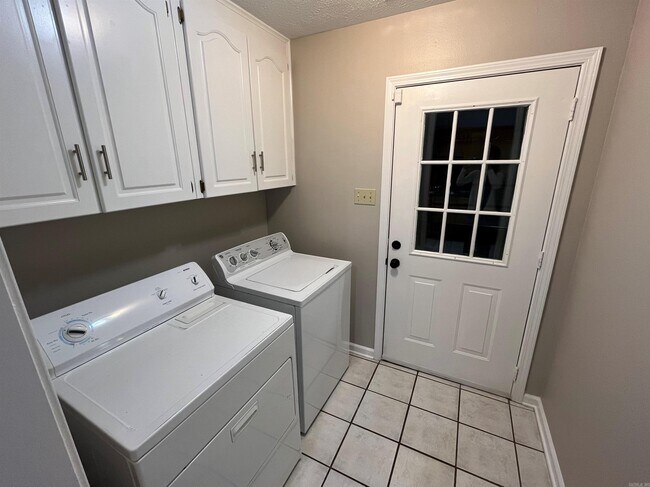 Building Photo - 28 Hillsboro Dr