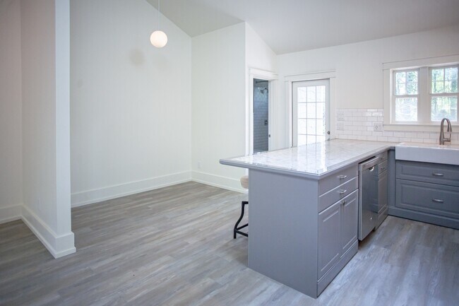 Building Photo - 113 Barclay Rd