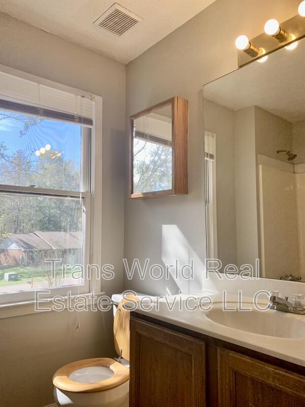 Building Photo - 1506 Betts Mill Rd