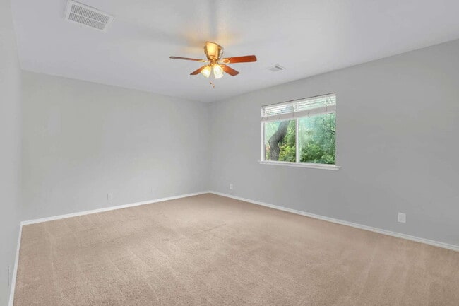 Building Photo - "Spacious 6-Bedroom Haven with 4 Full Baths and Hot Tub!"