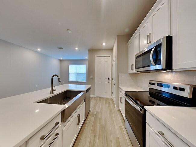 Building Photo - 637 Bayhawk St