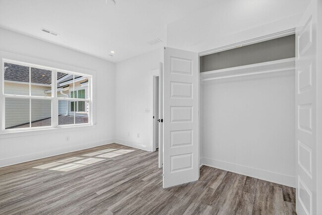 Building Photo - Modern Comfort in the Heart of Johns Island