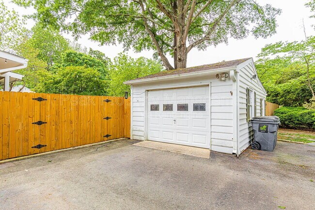 Building Photo - 9133 Robin Ridge Dr