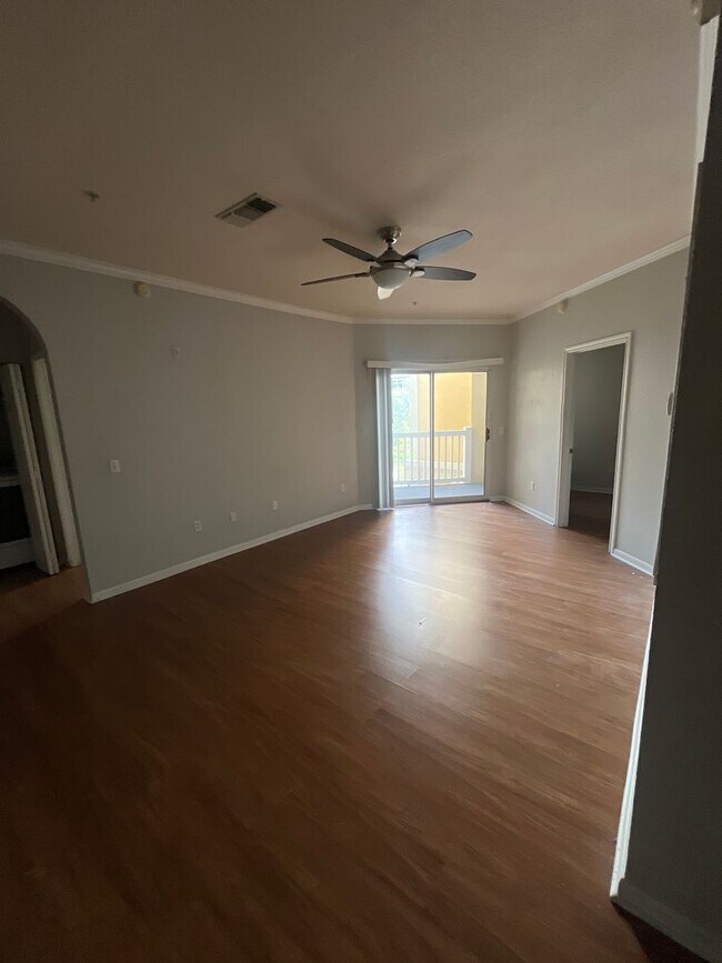 Building Photo - Downtown 2/2 Condo with garden view.