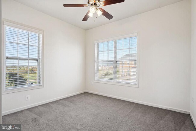 Building Photo - 43085 Thoroughfare Gap Terrace