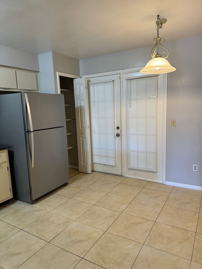 Building Photo - Spacious 3 bedroom, 2 bathrooms multiplex unit. 2 story in Alafaya