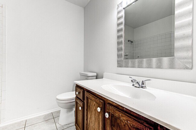 Building Photo - Move-In Ready Cherry Creek 3 Bedroom, 2 Bath!