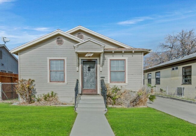 Charming 2 bed 1 bath Home in Oildale $1,... - Charming 2 bed 1 bath Home  in Oildale $1,...