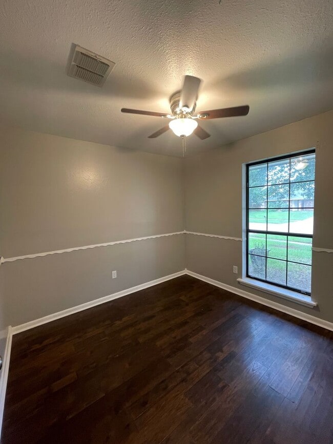 Building Photo - Golden Meadows - 3BD/2BA