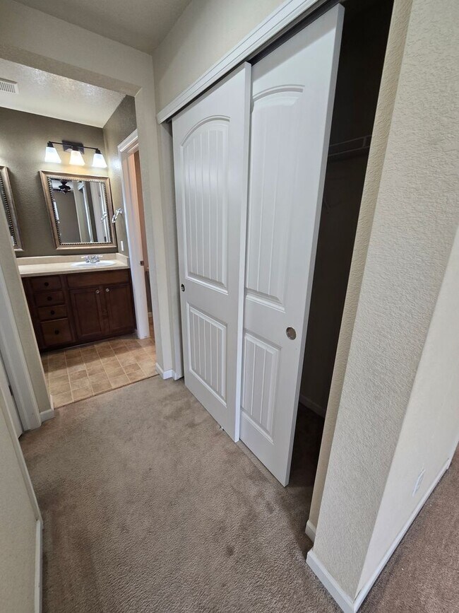 Building Photo - Amazing 3 bedrooms plus a loft, and 2.5 ba...