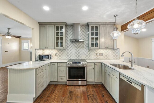 Building Photo - 342 N Cove Blvd