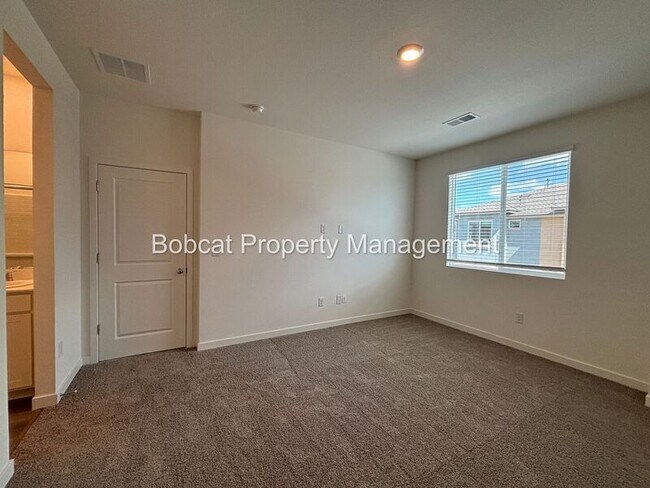 Building Photo - 839 Centerville St