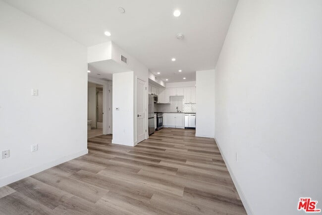 Building Photo - 667 N Wilton Pl