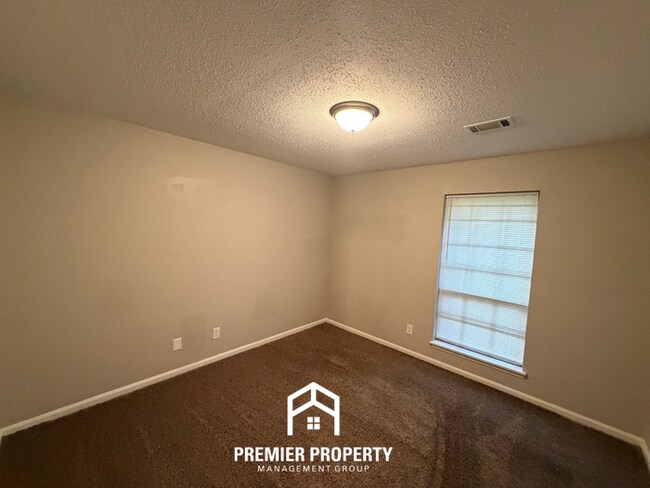 Building Photo - Charming 3BR/2BA Northport Home with Hardwood Floors & Brick Fireplace!