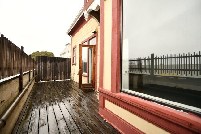 Building Photo - 2111 Vine St