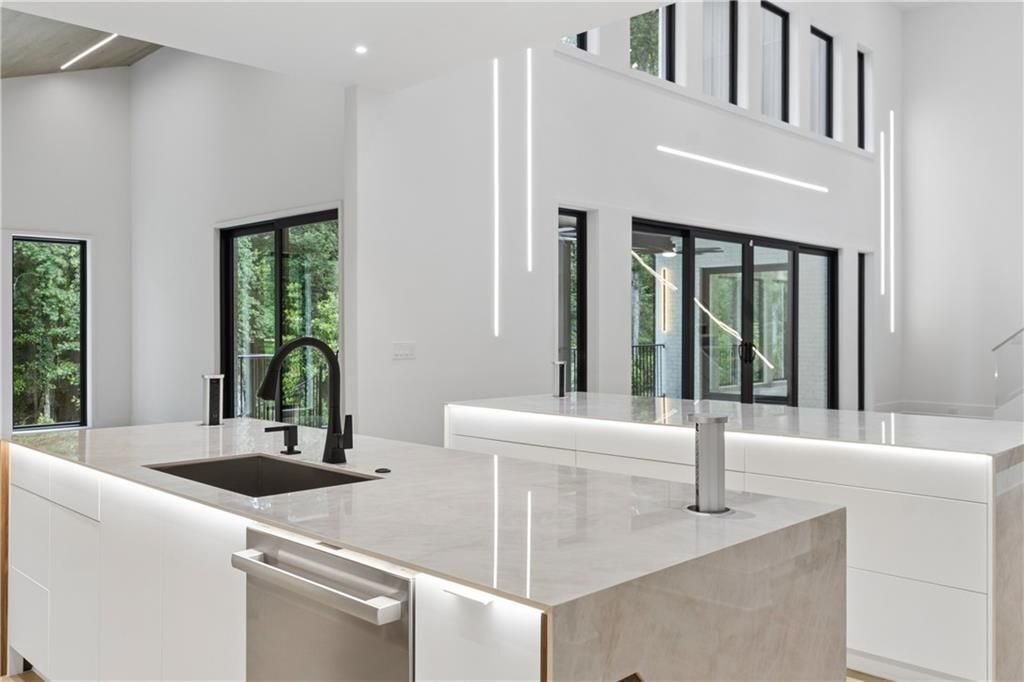 Building Photo - 1000 Clementstone Dr NE