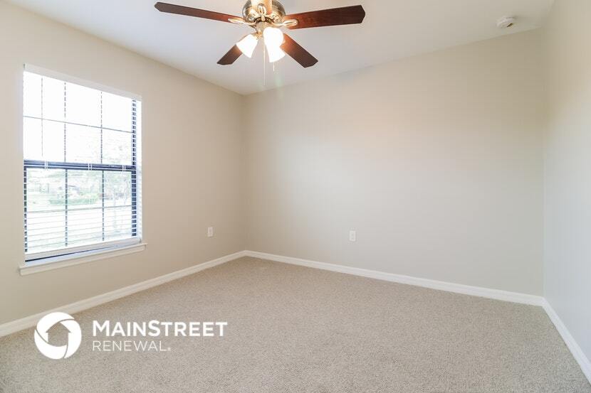 Building Photo - 719 Center Lake St