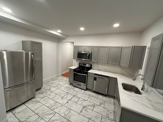 Building Photo - 81 W 54th St