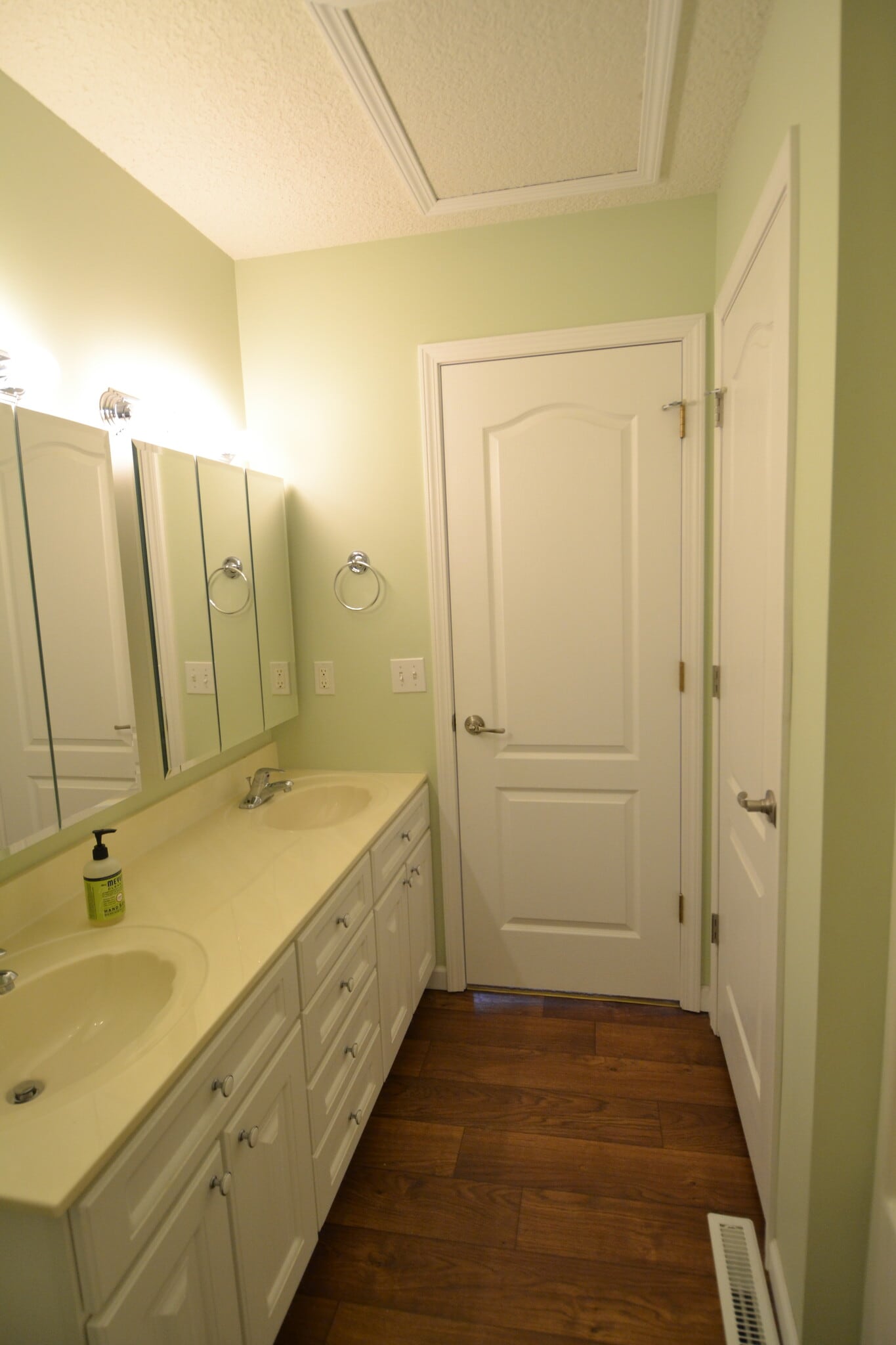 Building Photo - 1900 Salter Pl