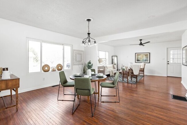 Building Photo - Remodeled 3 Bed 2 Full Bath Within Walking...