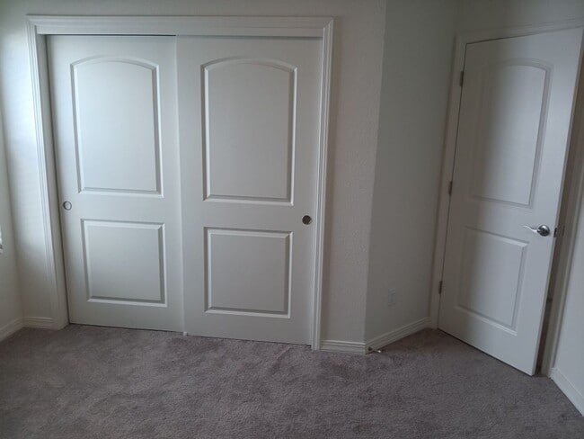 Building Photo - 3 Bedroom, 2 Bathroom Home! Schedule a Sho...