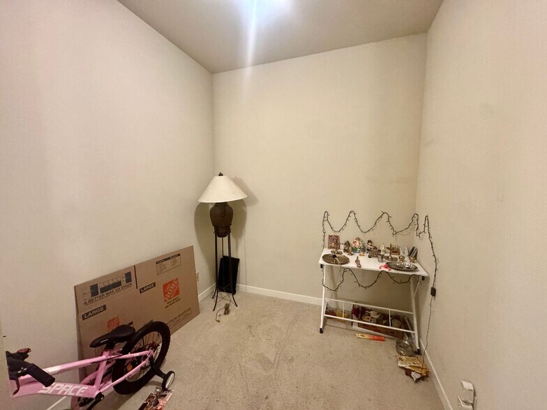 Building Photo - Modern Comfort Meets Prime Convenience in ...