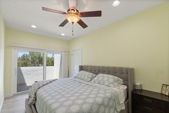 Building Photo - 316 N Lake Dr