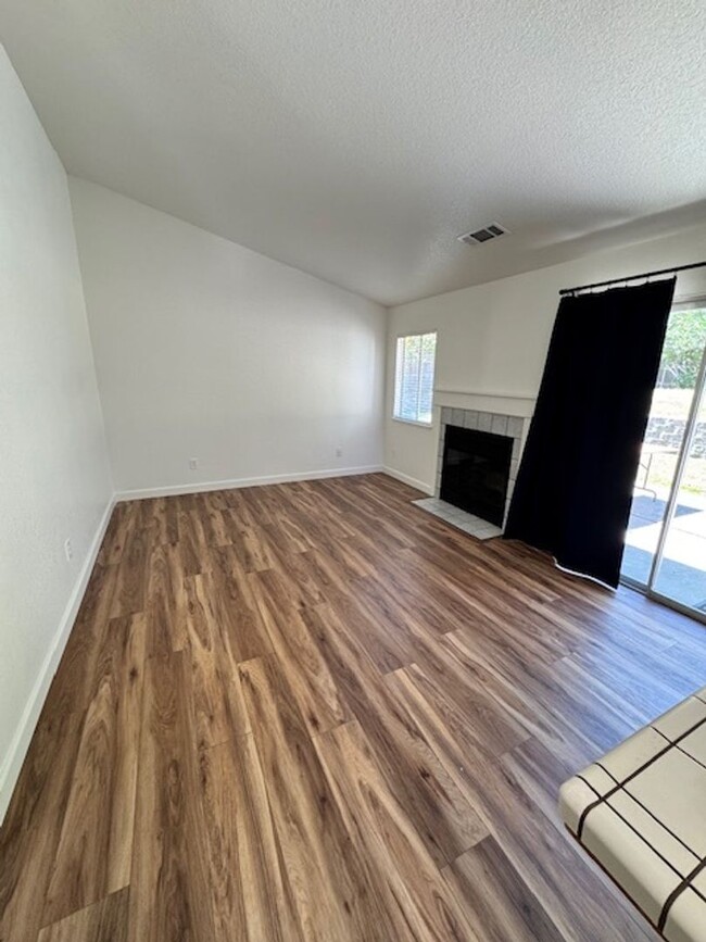 Building Photo - North Hilltop 3 Bedroom Home AVAILABLE FOR...