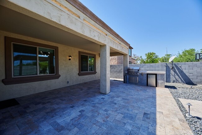 Building Photo - Lynx