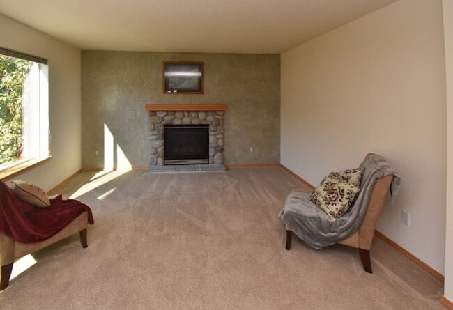 Building Photo - PENDING APPLICATION; Well Maintained 4 BD