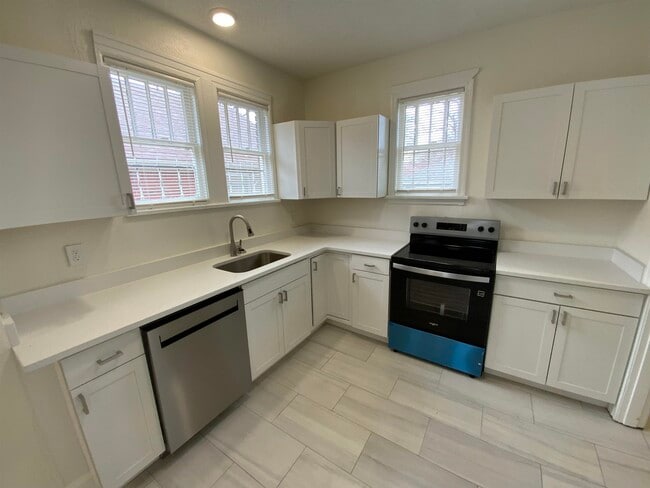 Building Photo - 920 N Auburndale St