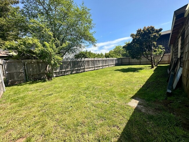 Building Photo - Fresh & Spacious 4 Bed / 2 Bath Home on Oversized Lot – McKinleyville - $2650