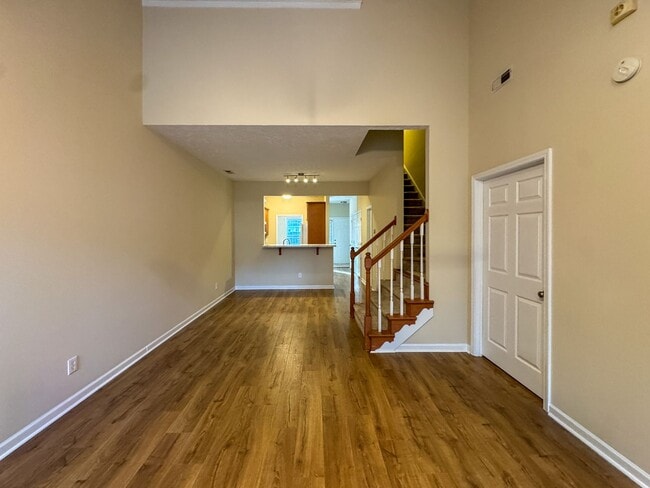 Building Photo - 3 Bed 2.5 Bath Townhome with New Flooring and Paint