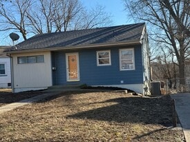 Building Photo - 1419 W College Ter