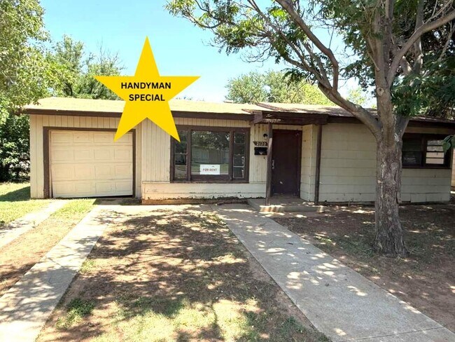 Building Photo - Handyman Special $0 First Month's Rent / “You fix, you SAVE BIG!!” Contact Diane for details: 806...