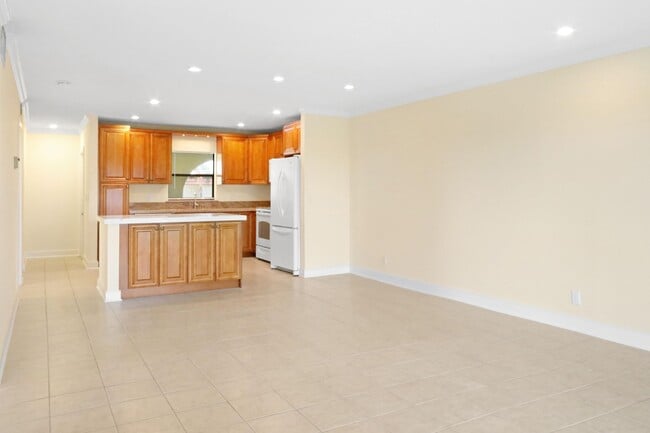 Building Photo - 717 S US Hwy 1